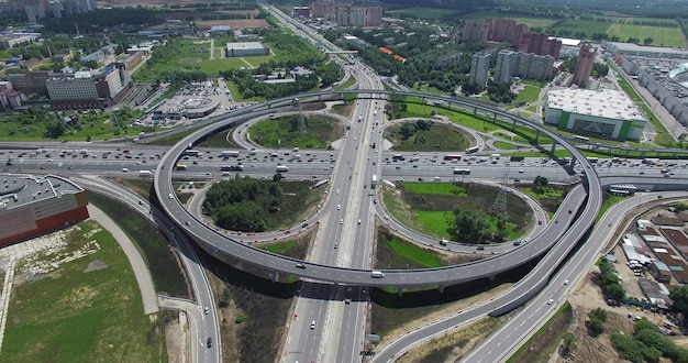 Interseção de trevo com vista aérea de viaduto circular