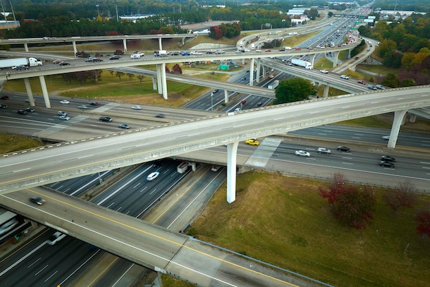 Intersecção da rodovia americana com carros e caminhões de condução rápida Vista de cima da infraestrutura de transporte dos EUA