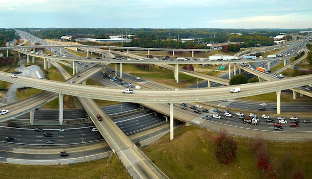 Intersecção de auto-estrada americana com carros e caminhões de condução rápida Vista de cima da infraestrutura de transporte dos EUA