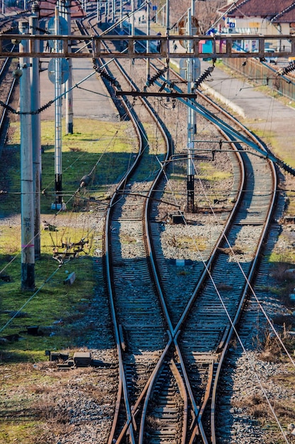 Foto intersecção de vias férreas perto de uma estação ferroviária