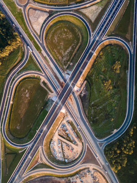 Foto intersección de la autopista de circunvalación de kekava en letonia concepto de transporte y comunicaciones carretera riga bauska y una parte de la carretera internacional e67 via baltica