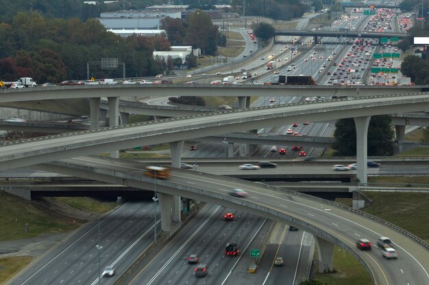 Foto intersección de autopistas estadounidenses con automóviles y camiones de conducción rápida vista desde arriba de la infraestructura de transporte de los estados unidos