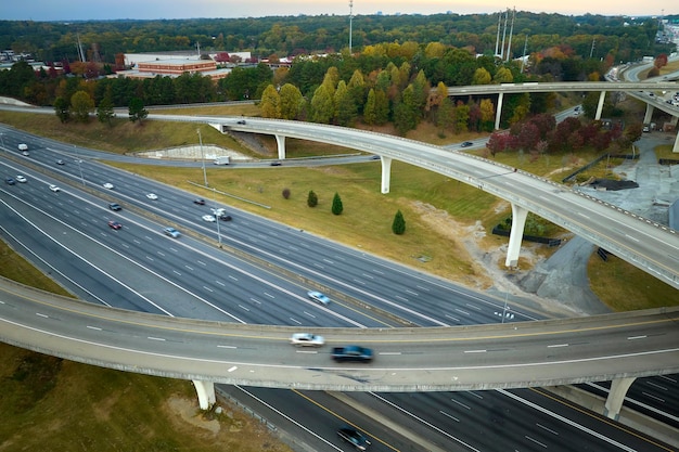 Intersección de autopistas estadounidenses con automóviles y camiones de conducción rápida Vista desde arriba de la infraestructura de transporte de los Estados Unidos