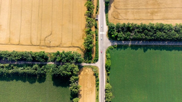 Intersección de carreteras asfaltadas entre campos Vista superior Vista aérea de drones