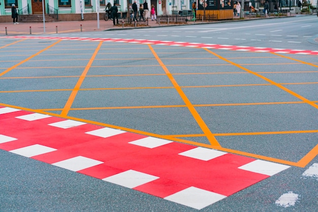 Intersección con marcas amarillas y carriles rojos y blancos para bicicletas. Evitar intersecciones bloqueadas. Reducir la congestión