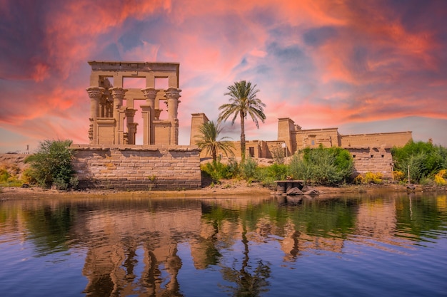 intervalo do nascer do sol no templo de philae, uma construção greco-romana vista do rio Nilo