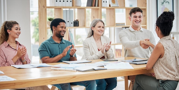 Interview Einstellung und Geschäft eines Kreativteams in einem Begrüßungstreffen Handschlag und Dankeschön für Job Diversity Teamarbeit und Unternehmensgruppenfeier bei der Einstellung oder Erfolg eines neuen Mitarbeiters