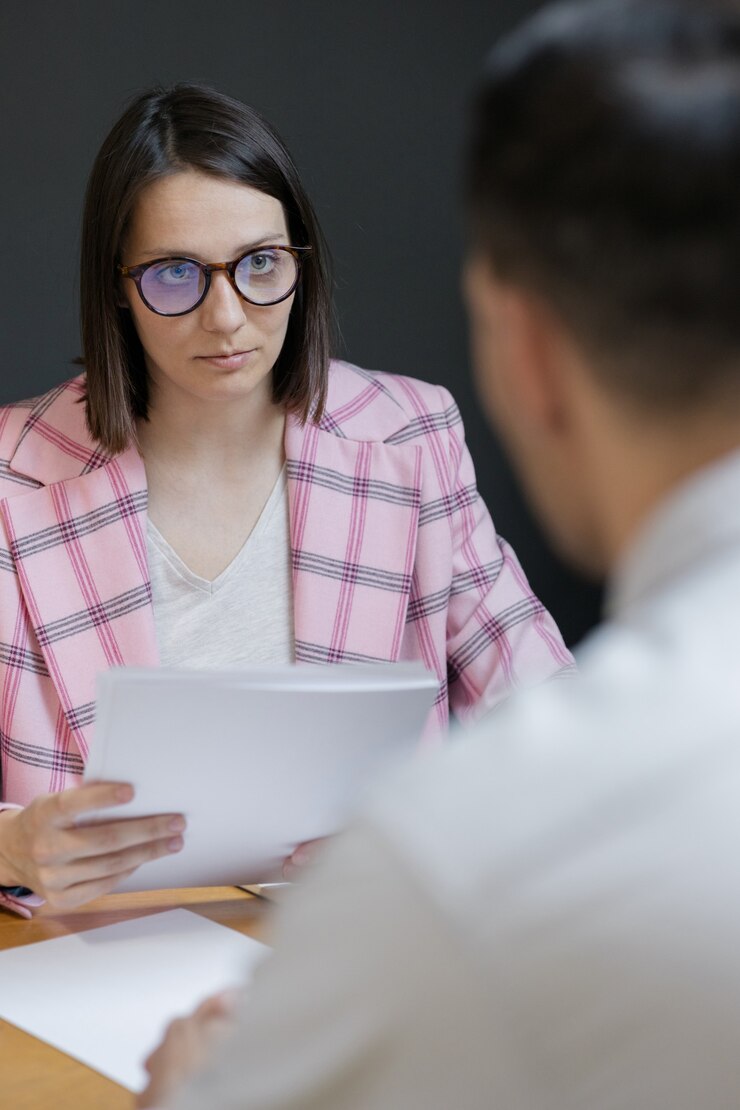 Interview oder Verhandlung erfolgreiche und schöne Geschäftsfrau in ihrem Bürointerview