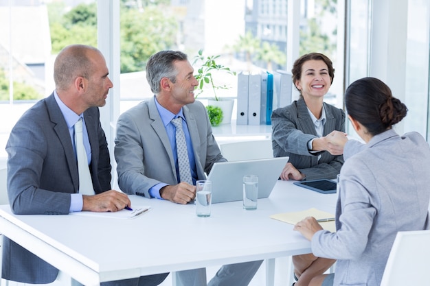 Interview-Panel zu Bewerber hören