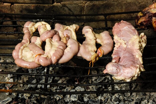 Intestinos de vaca apresentados à grelha Cozinha tradicional argentina