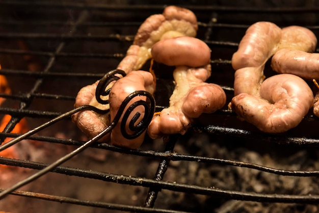 Intestinos de vaca presentados en una parrilla cocina tradicional argentina