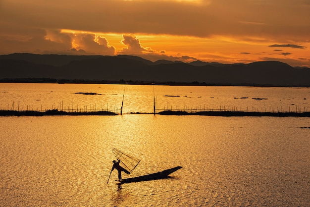 Intha birmanês pescadores no barco captura de peixes tradicionais no lago Inle, estado de Shan, Myanmar