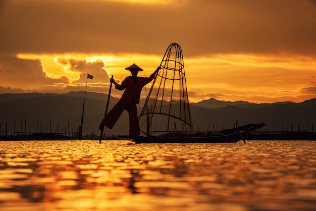 Intha birmanês pescadores no barco captura de peixes tradicionais no lago Inle, estado de Shan, Myanmar