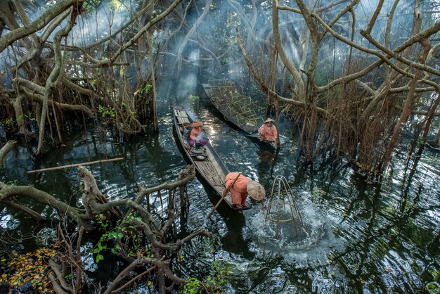 Foto intha birmanos pescadores en barco pescando tradicional en el lago inle, estado de shan, myanmar