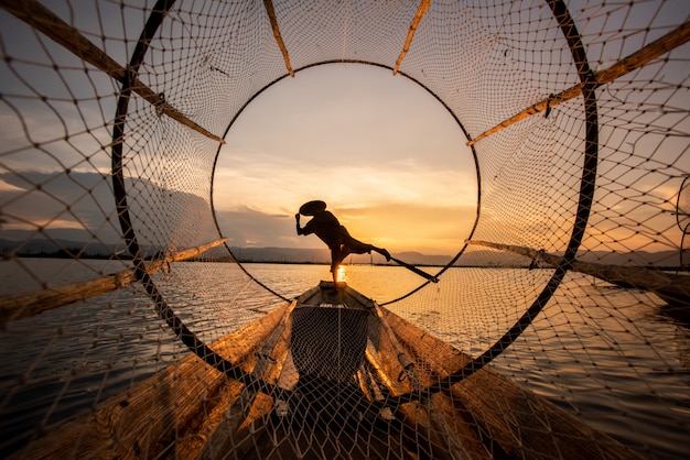 Intha burmesische Fischer auf dem Boot, das Fisch traditionell am Inle-See, Shan-Staat, Myanmar fängt