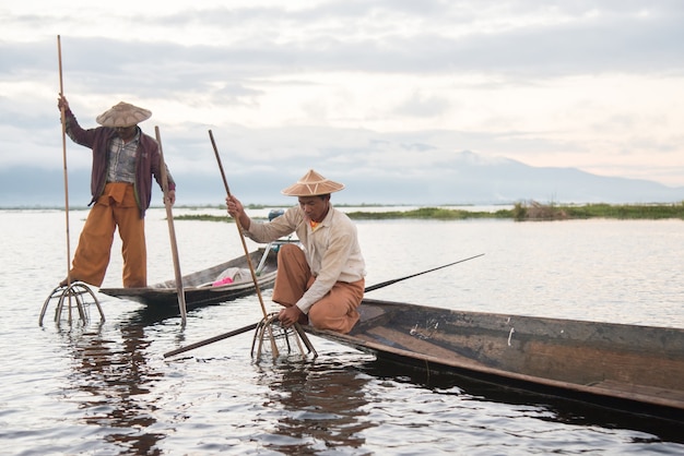 Intha pescadores trabajando por la mañana en el lago Inle en Myanmar