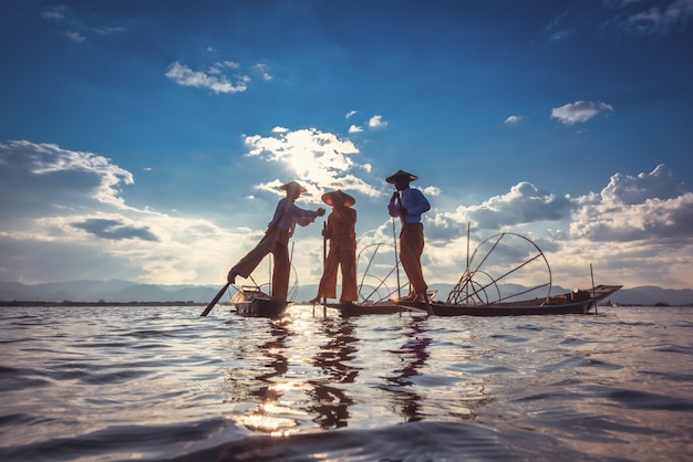 Intha pescadores trabajando por la mañana.