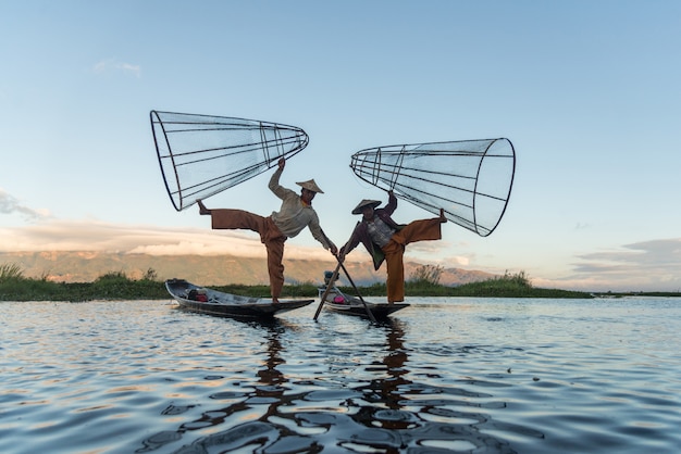 Intha pescadores trabalhando de manhã no lago inle em mianmar