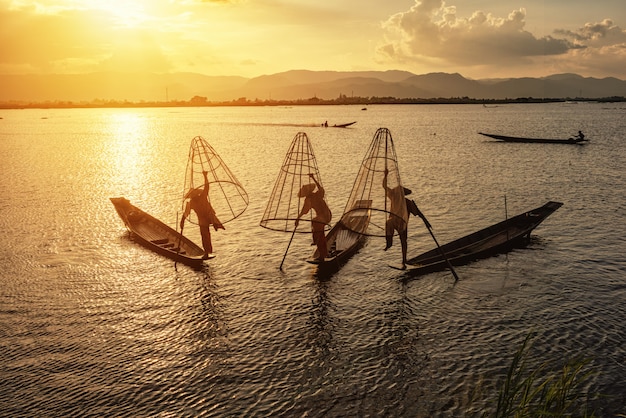 Intha pescadores trabalhando de manhã.