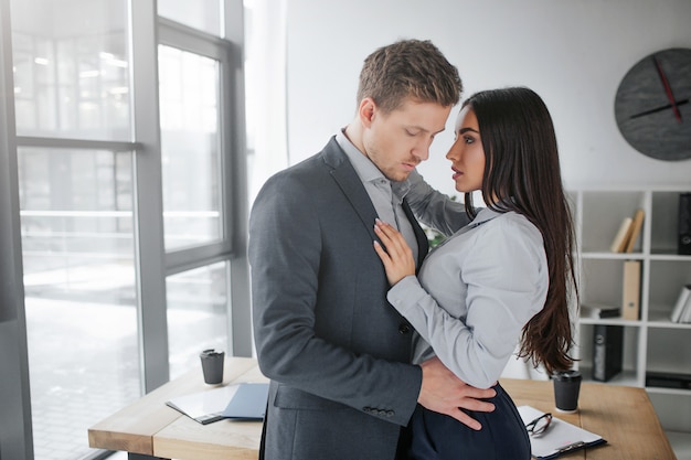 Intimes Bild eines jungen Mannes und einer Frau, die nahe beieinander stehen.