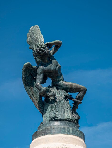 Intriga Escultórica: Estátua do Diabo no Parque do Retiro de Madrid, uma obra de arte enigmática que evoca curiosidade e mistério