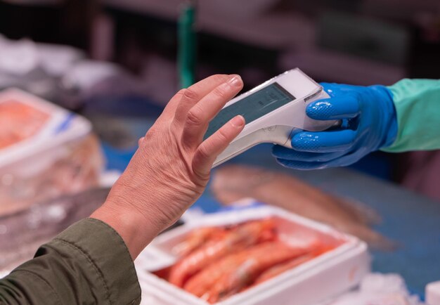 Foto introducir la contraseña para pagar con tarjeta en el pescador