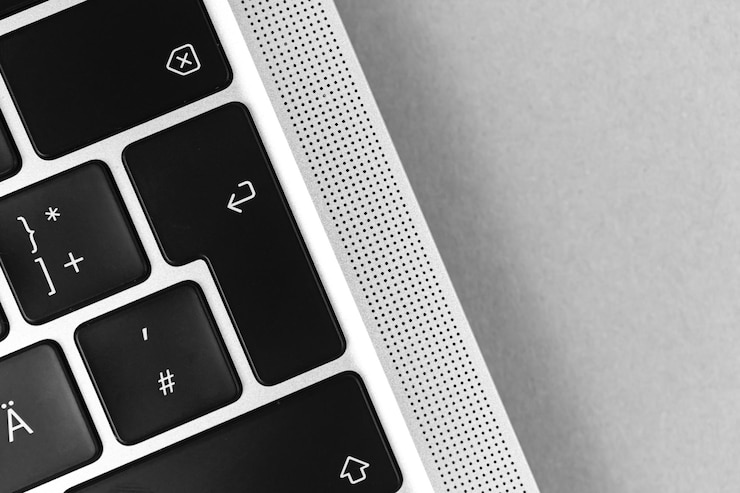 Foto introduzca la tecla y el botón en el teclado. introduzca el primer plano de la señal. laptop moderna, foto de concepto de comunicación
