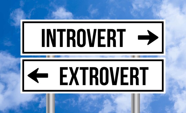 Foto introvertiertes oder extrovertiertes straßenschild auf himmlischem hintergrund