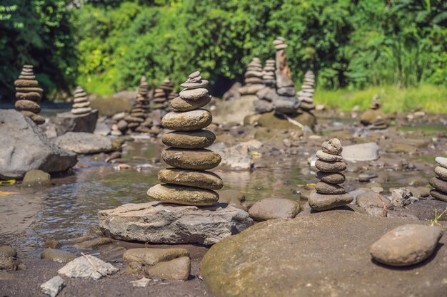 Inuksuk Native Rock Pile in einem Bach