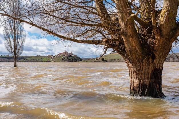 Inundação de água ao lado da aldeia medieval de Maderuelo devido a fortes chuvas Espanha