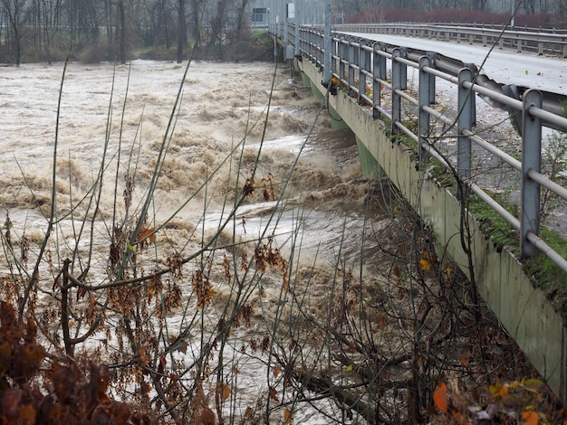 Foto inundação do rio po em torino