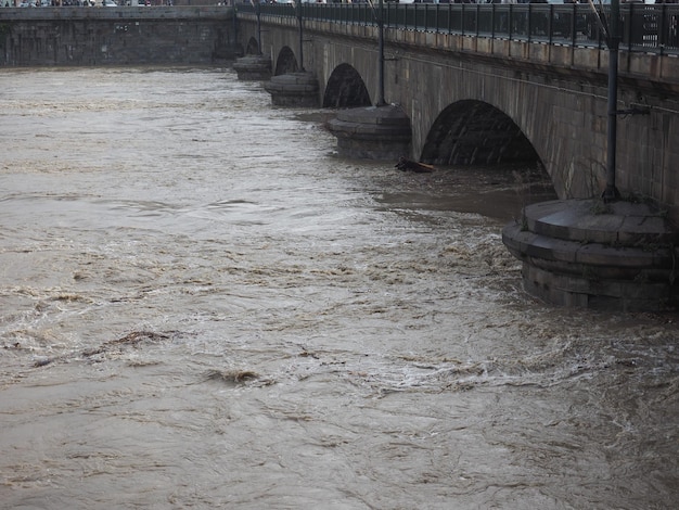 Foto inundação do rio po em torino