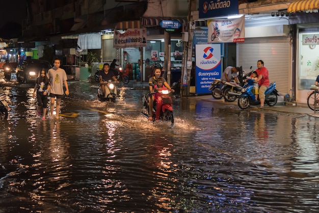 Inundación de agua en problema de la ciudad con sistema de drenaje.