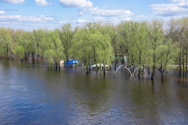 Inundación de primavera en un río en Europa como resultado del deshielo estacional y la inundación de edificios por aumento de las aguas subterráneas