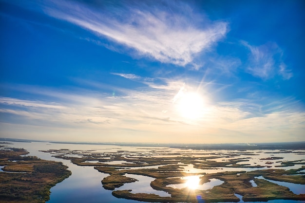 Inundaciones irresistibles en el río samara en el dnieper en la luz del atardecer