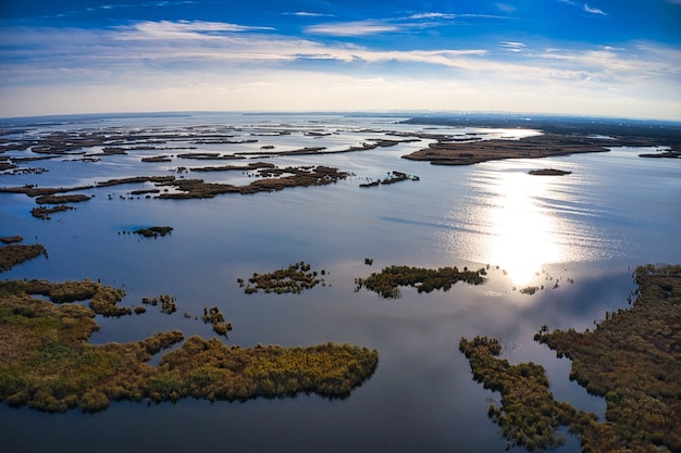 Inundaciones irresistibles en el río Samara en el Dnieper en Ucrania en la noche cálida luz brillante. Disparo de drone panorámico aéreo