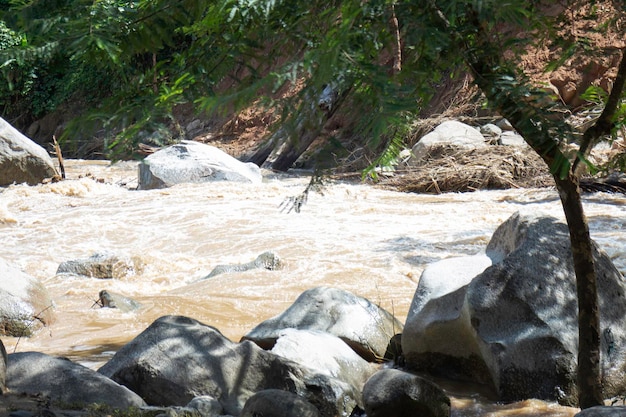 Las inundaciones del río fluyen por la montaña