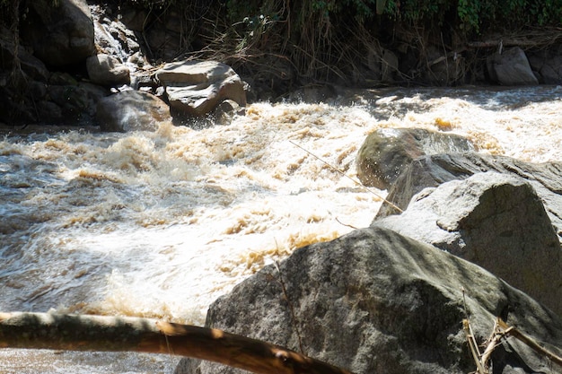 Las inundaciones del río fluyen por la montaña