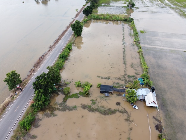 Inundações em comunidades rurais na Tailândia causadas por tempestades que causam fortes chuvas continuem