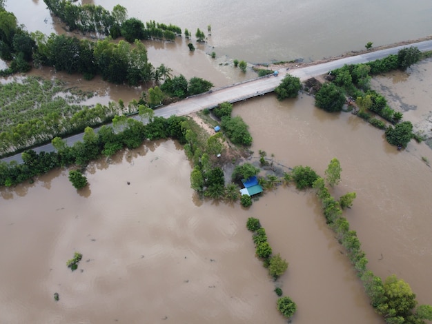 Inundações em comunidades rurais na Tailândia causadas por tempestades que causam fortes chuvas continuem