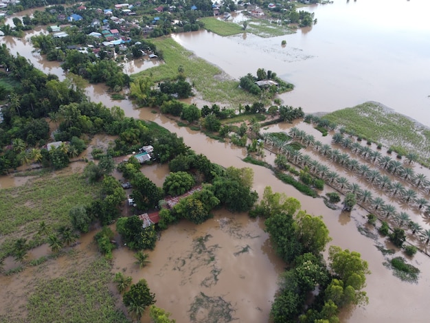 Inundações em comunidades rurais na tailândia causadas por tempestades que causam fortes chuvas continuem