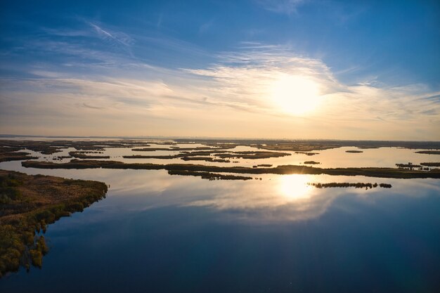 Inundações irresistíveis no rio Samara, no Dnieper, na Ucrânia, à noite, luz quente e brilhante