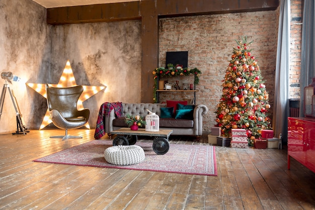 El inusual interior oscuro de la sala de estar en estilo loft está decorado con un árbol de Navidad