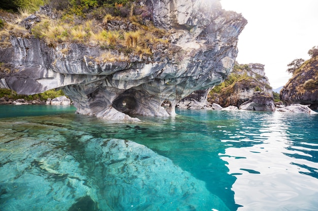 Inusuales cuevas de mármol en el lago de General Carrera, Patagonia, Chile. Viaje Carretera Austral.