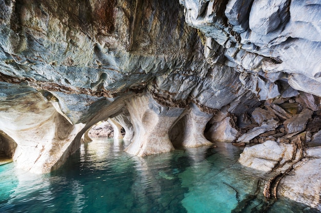 Inusuales cuevas de mármol en el lago de General Carrera, Patagonia, Chile.