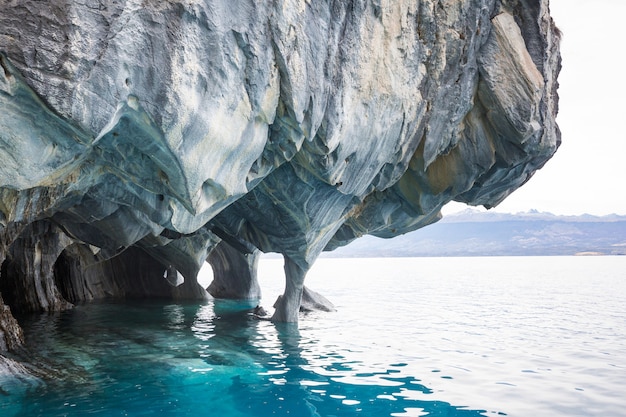 Inusuales cuevas de mármol en el lago de General Carrera, Patagonia, Chile.