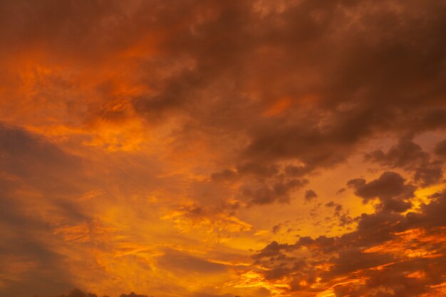 Inusualmente hermosa puesta de sol tropical de fuego rojo.