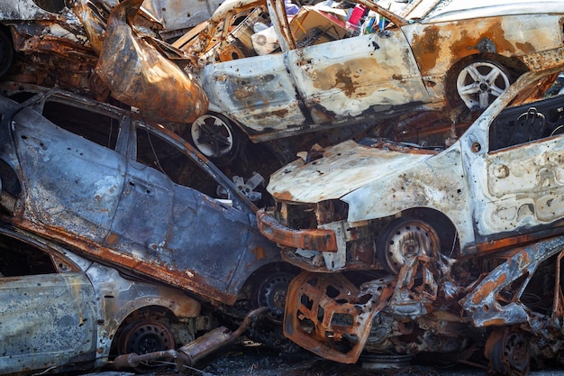 Invasão russa da Ucrânia em 2022 destruiu e incendiou carros Carros foram espancados com estilhaços