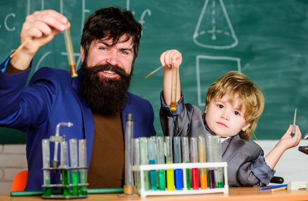 Inventar medicamentos Bienestar futuro Científico farmacéutico Ciencia y tecnología para el control de enfermedades Laboratorio escolar Experimento de laboratorio Profesor y alumno en laboratorio químico