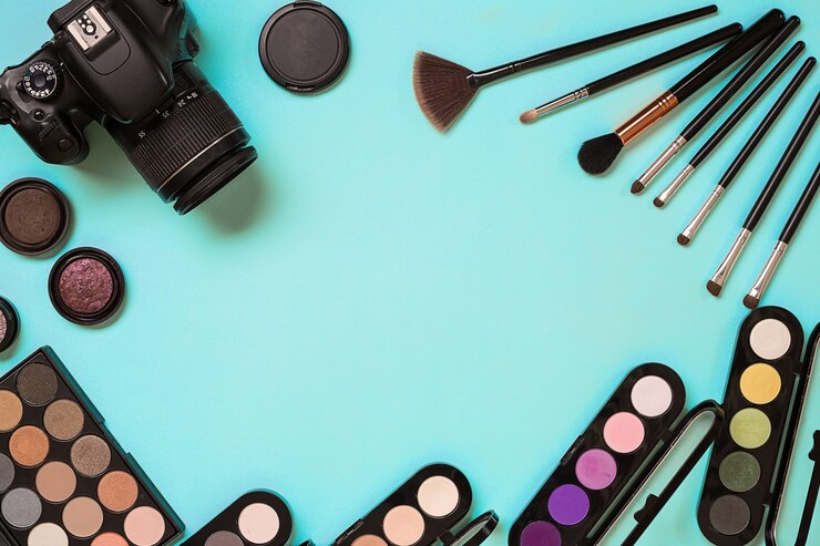 Foto invente lo esencial. conjunto de pinceles de maquillaje profesional, cremas y sombras en frascos sobre fondo azul. lugar para su texto o logotipo. ideal para blog de belleza.